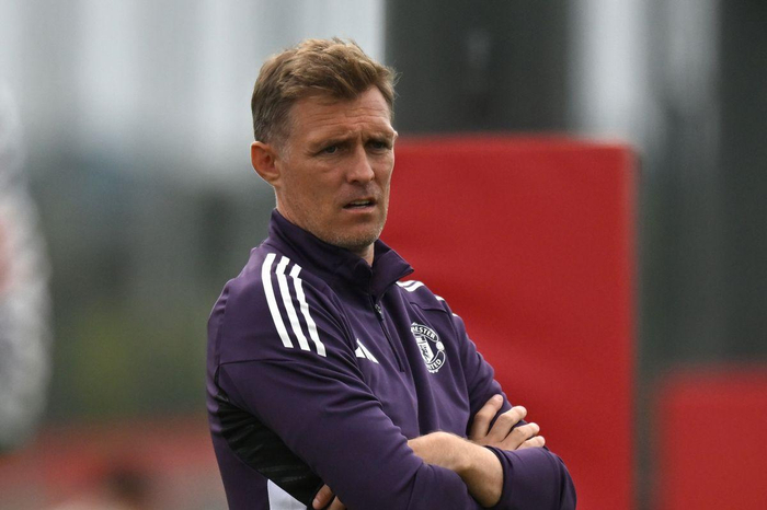 战术透明到被对手公开拆解!曼联新帅接手烂摊子,中场搭档成死穴|后卫|富勒姆|伊沃比|切尔西|阿莫林_新浪体育_新浪新闻