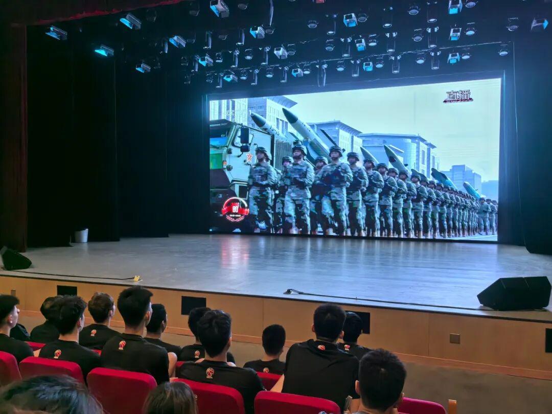 北京首钢篮球俱乐部全体成员集体观看九三阅兵